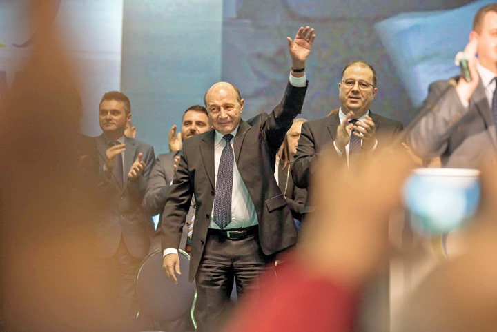 Băsescu, Dumnezeul ipocriziei