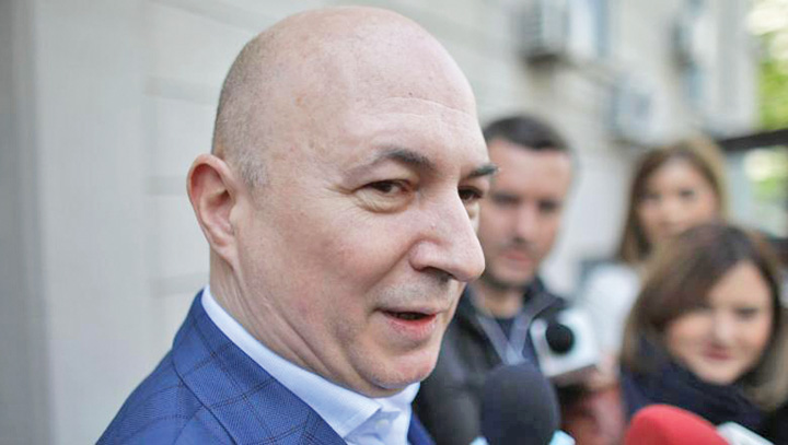 Codrin Ștefănescu a rămas cu tablourile nedate!