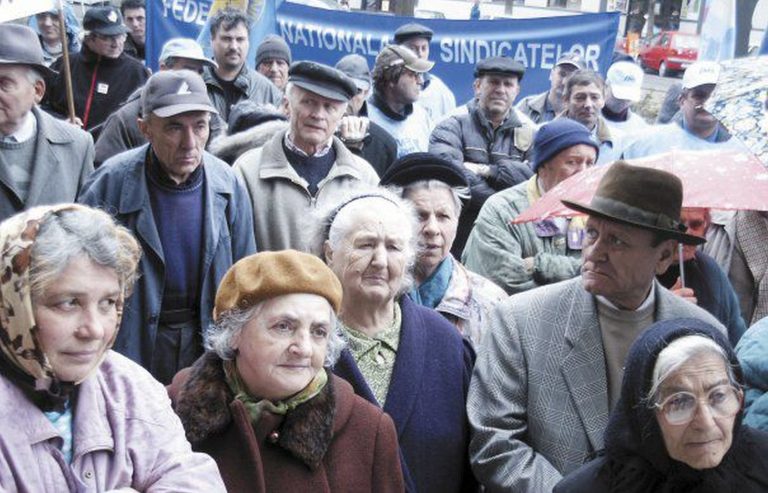 Asta le mai lipsea! Statul le-a pus poprire pe pensiile și așa mici. 1.800 de pensionari s-au trezit cu banii blocați