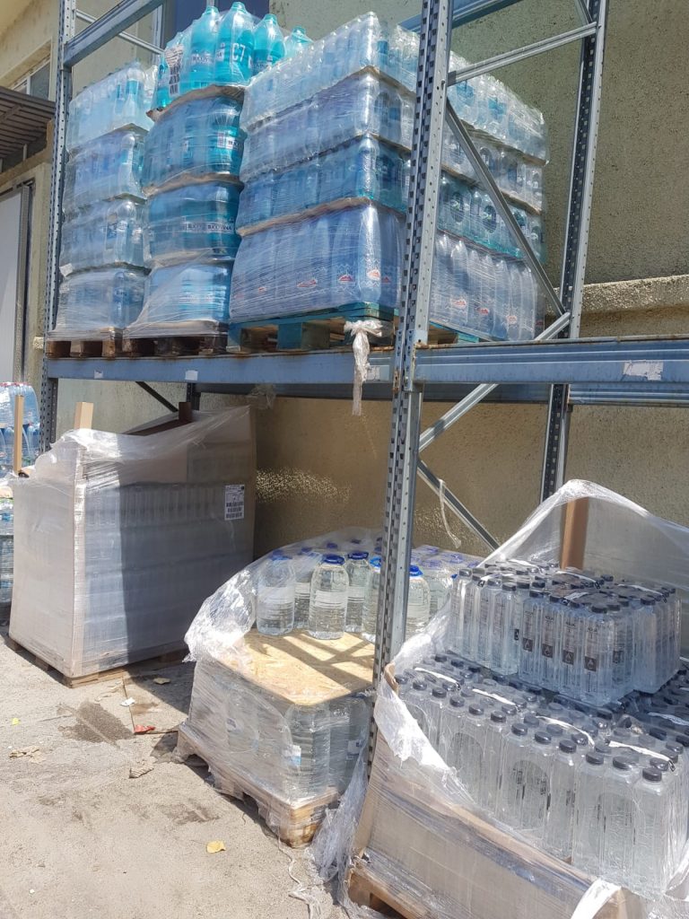 Zeci de mii de litri de apă minerală şi sucuri retrase, în Capitală şi Ilfov