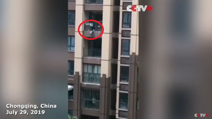 Copilaș de 3 ani căzut de la etaj, salvat cu o pătură (IMAGINI IMPRESIONANTE)