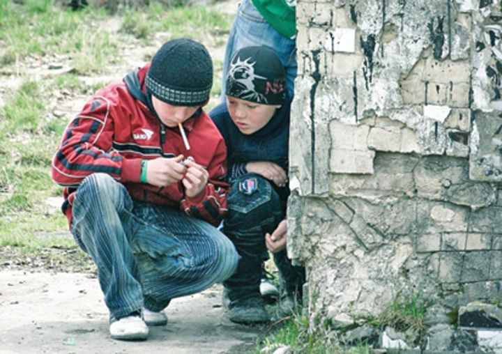 Copiii români, fumători de la 10 ani