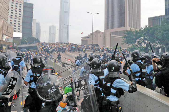 China zdrobeşte Hong-Kong-ul