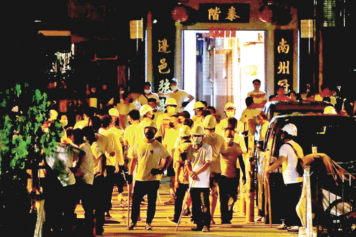 Hong Kong: mafia chineză îi snopeşte în bătaie pe manifestanţii anti-Beijing