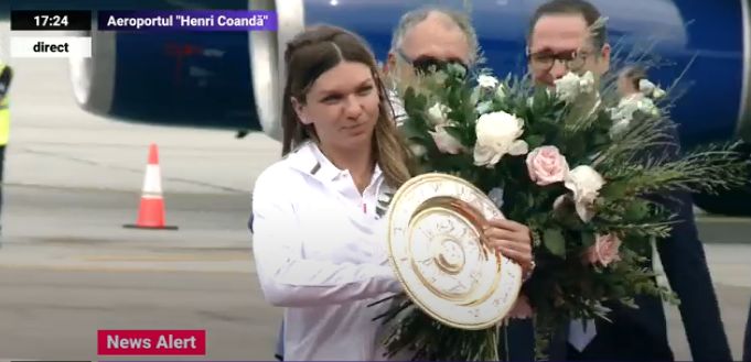 Simona Halep, campioana de la Wimbledon, a venit cu trofeul acasă