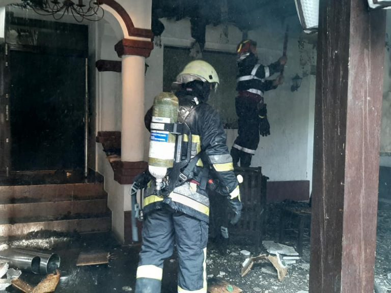 Incendiu la un local din Curtea de Argeș. Trei angajați pe mâna medicilor