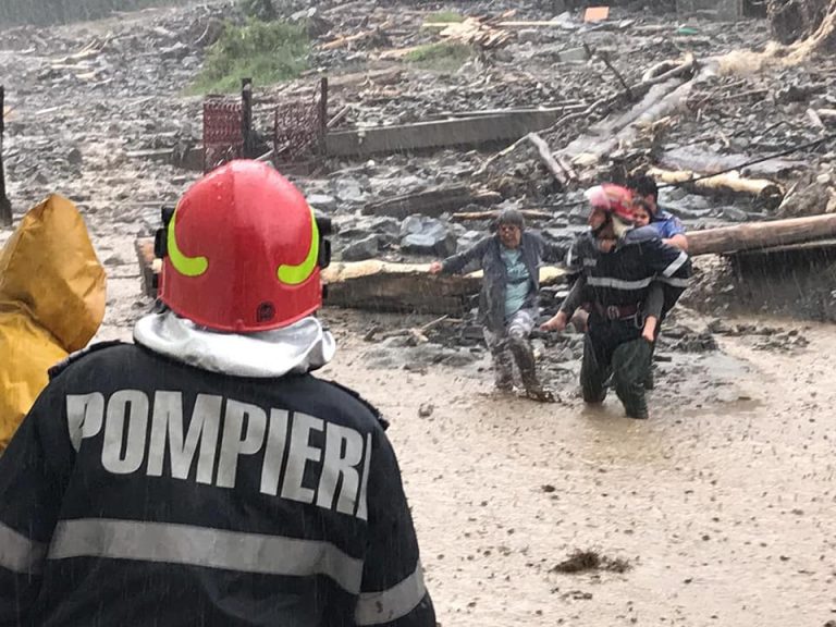 Furia naturii a lovit la Rucăr. Femeie rănită, oameni evacuaţi din mijlocul apelor
