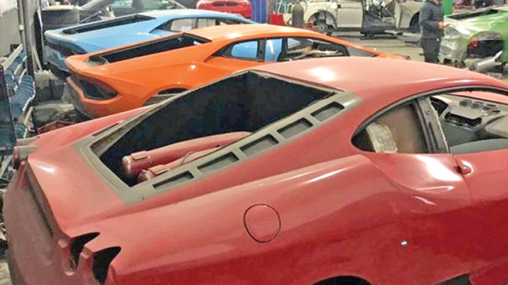 Fabrică de Lamborghini şi Ferrari false