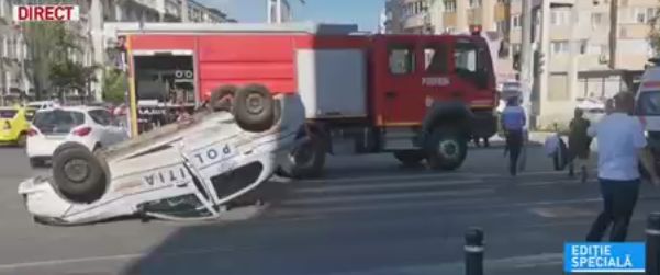 O mașină de poliție s-a rasturnat în București. Primele informații