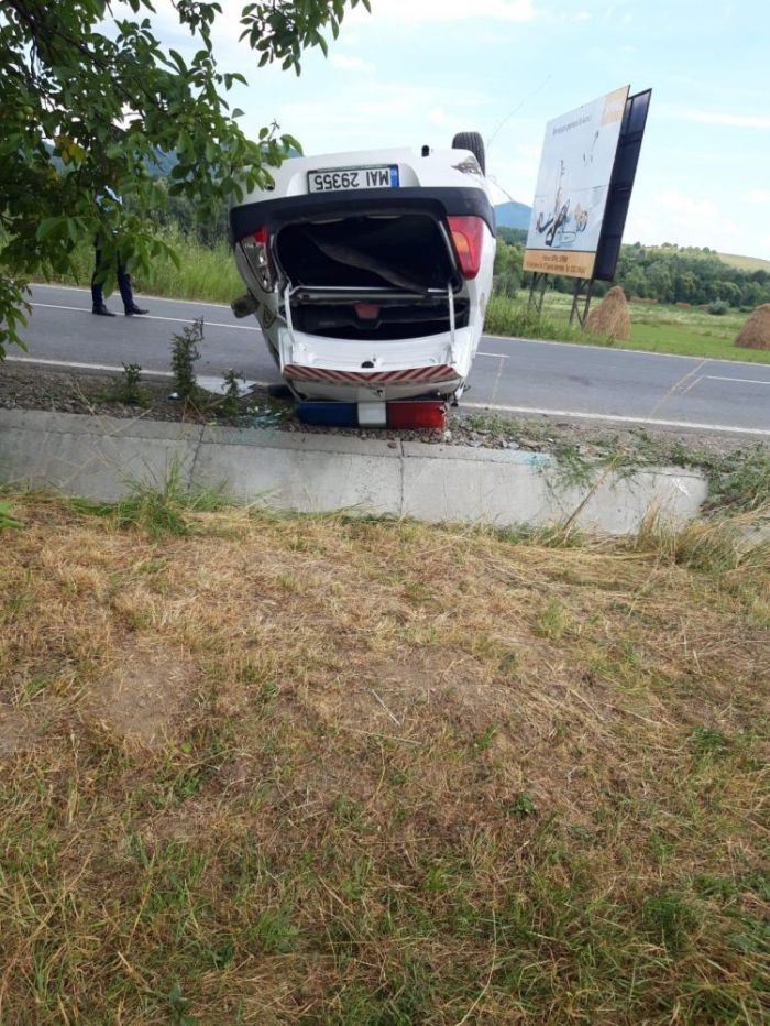 Agenți aflați in misiune s-au răsturnat cu mașina. O polițistă, la spital