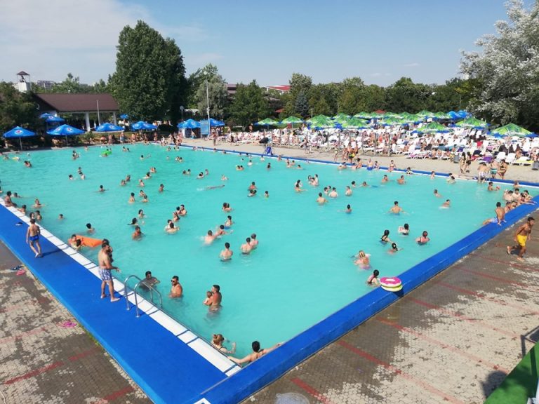 #StudentDayParty! Ofertă de nerefuzat: tinerii se distrează JOIA mai ceva ca în weekend (VIDEO)
