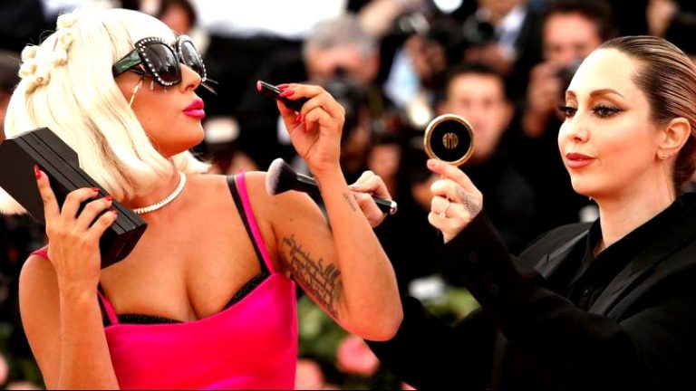 Lady Gaga promovează „acceptarea de sine” printr-o linie de cosmetice (VIDEO)
