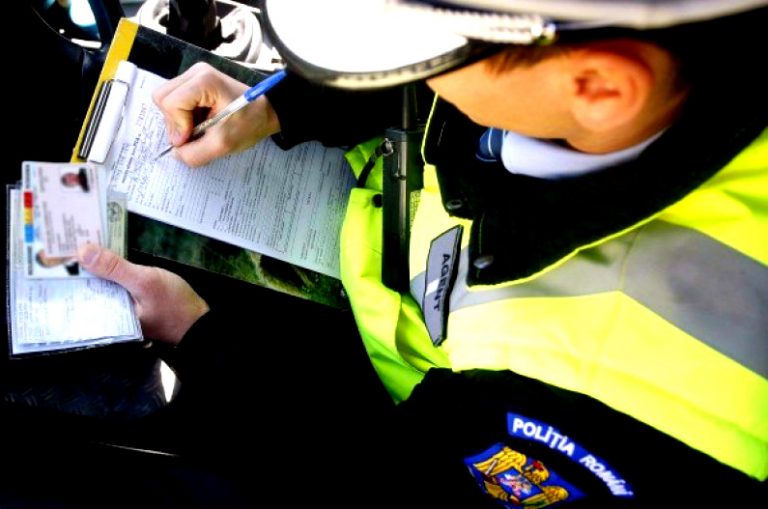 Un bărbat i-a ameninţat pe poliţişti cu un cuţit. Vezi ce a urmat