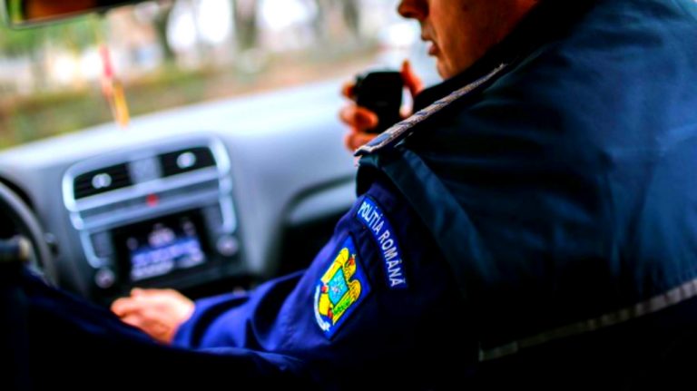 CIRC la Caracal: Polițiștii sparg porți în căutarea fetelor; acum NU le mai trebuie mandat