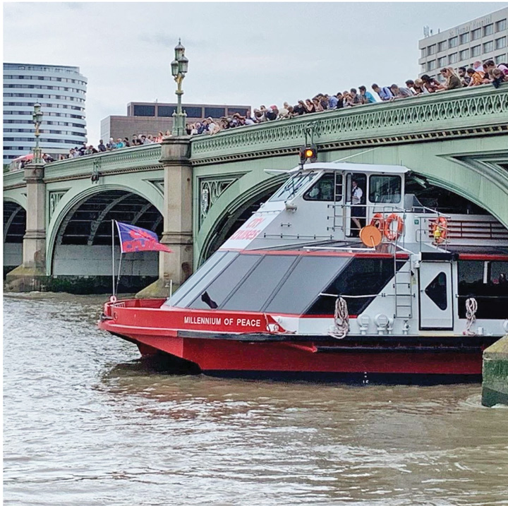 Vas cu turişti, „înţepenit” sub Podul Westminster