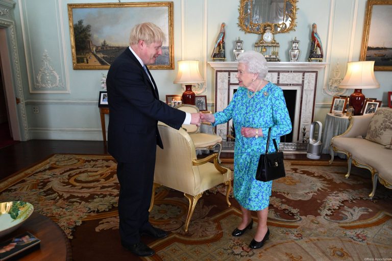 Noul premier britanic, față în față cu Regina Elisabeta a II-a