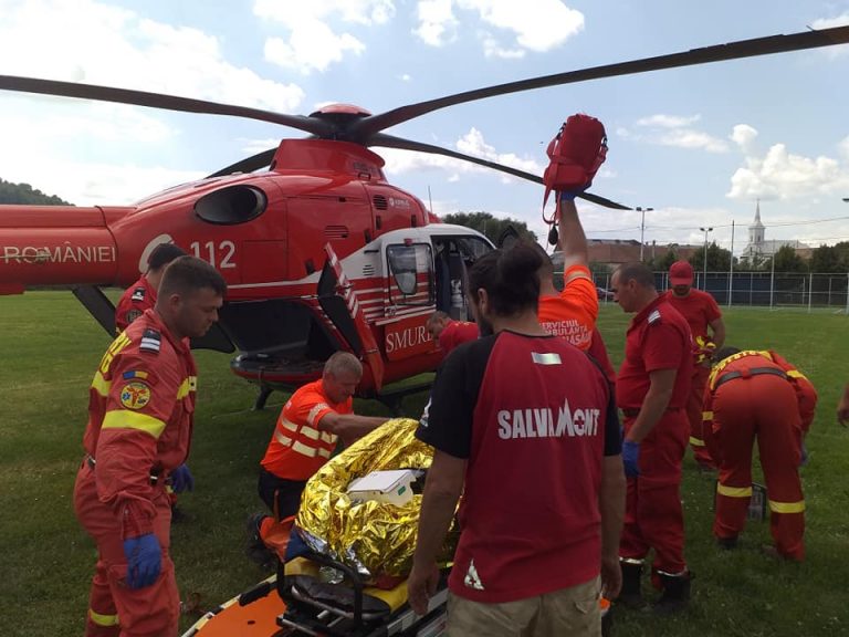 Misiune foarte dificilă de salvare în Bistrița. Imagini impresionante (VIDEO)