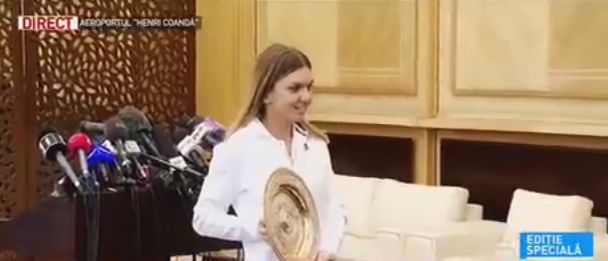 Halep, primul mesaj după revenirea în România cu prestigiosul trofeu de la Wimbledon