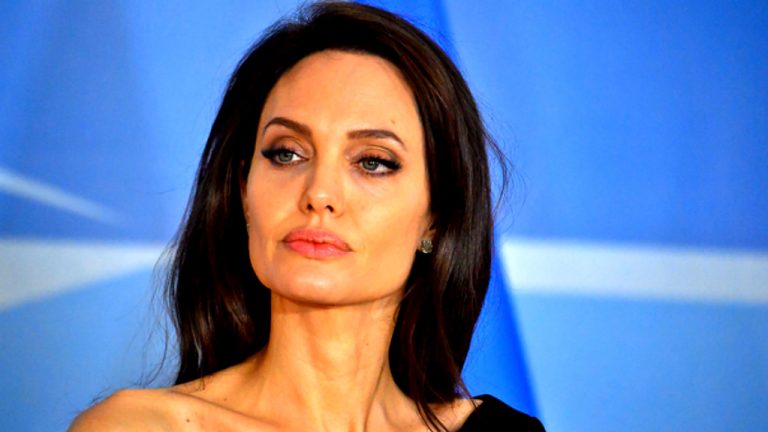 Angelina Jolie trece prin momente grele după despărțirea de Brad Pitt