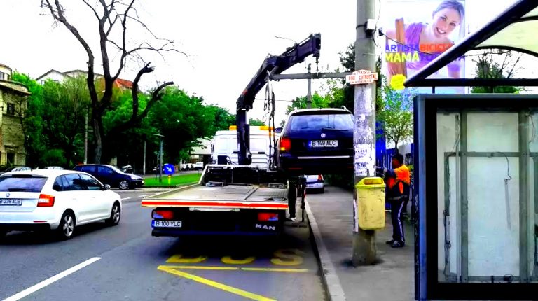 A început ridicarea mașinilor în Capitală! BMW parcat într-o stație de autobuz
