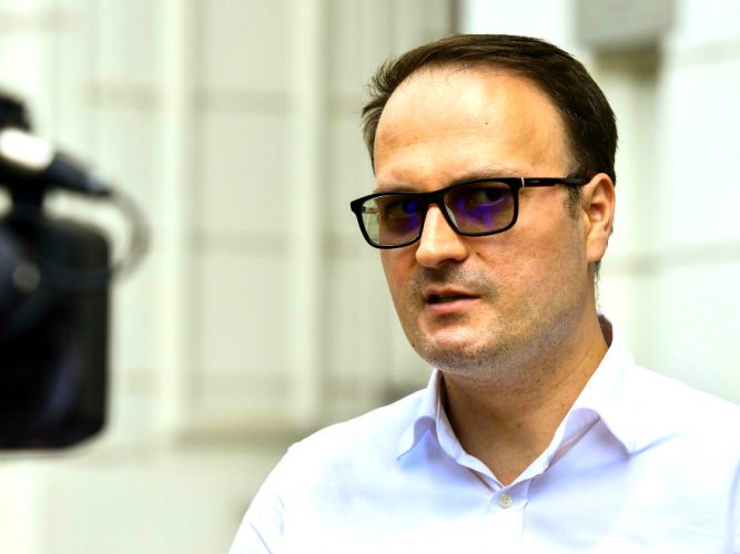Cumpănașu cere înființarea POLIȚIEI ȘCOLILOR nu se sperie nici musca de bătrâneii angajați de școli - Ziarul National