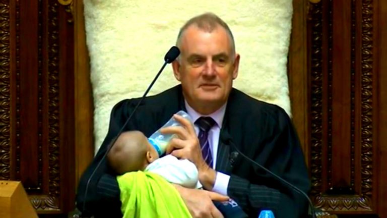 Preşedintele Parlamentului din Noua Zeelandă hrănește cu biberonul bebeluşul unui coleg, în timpul dezbaterii din Legislativ