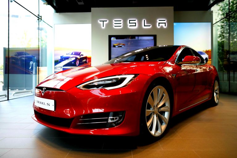 Tesla începe să livreze mașini în România