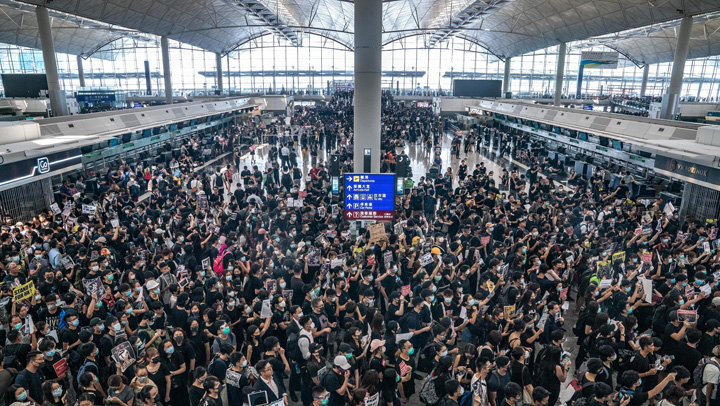 Hong Kong, sub asediul protestatarilor: nu pleacă nici un avion