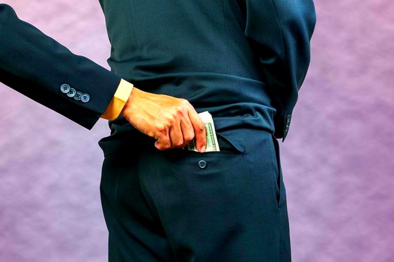 Teodorovici vrea să LEGALIZEZE NEPOTISMUL și SINECURILE: Angajări FĂRĂ concurs!