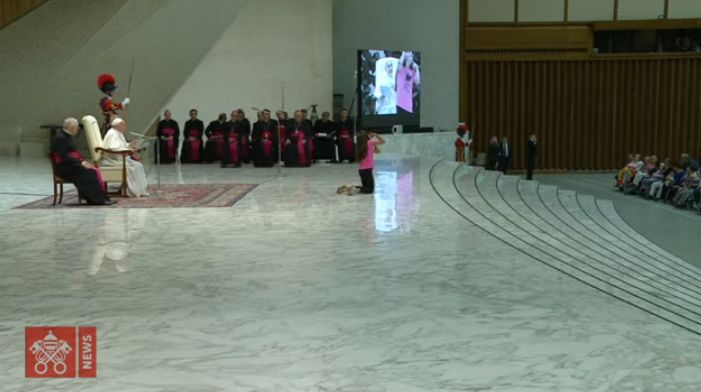 Îndemn la toleranță. Papa Francisc, gest admirabil față de o fetiță bolnavă (VIDEO)