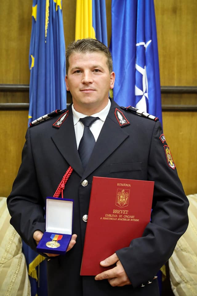 Pompierul care a salvat un copilaș luat de viitură, în Prahova, premiat la MAI