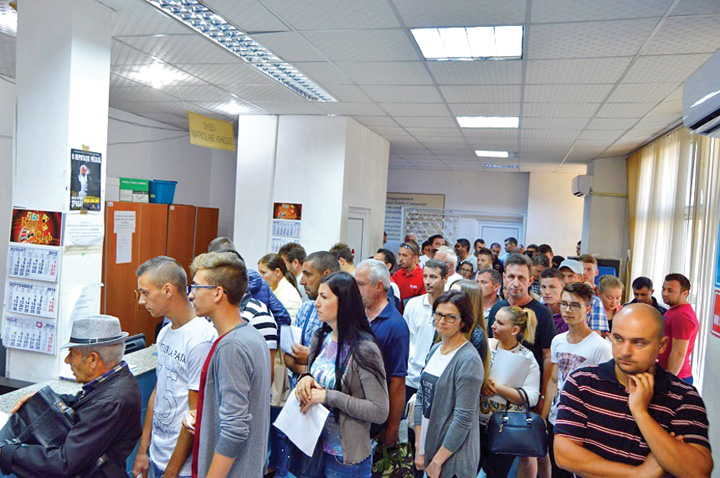 Birocrația din instituții, protejată de Guvern
