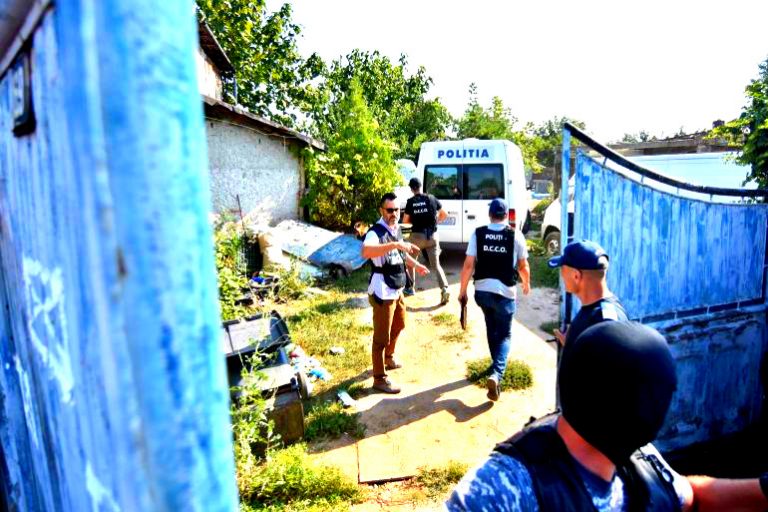 „Ucigașul a fost protejat ca să poată COMITE CRIMA”. Anchetatorii SAPĂ gropile betonate din Casa Groazei