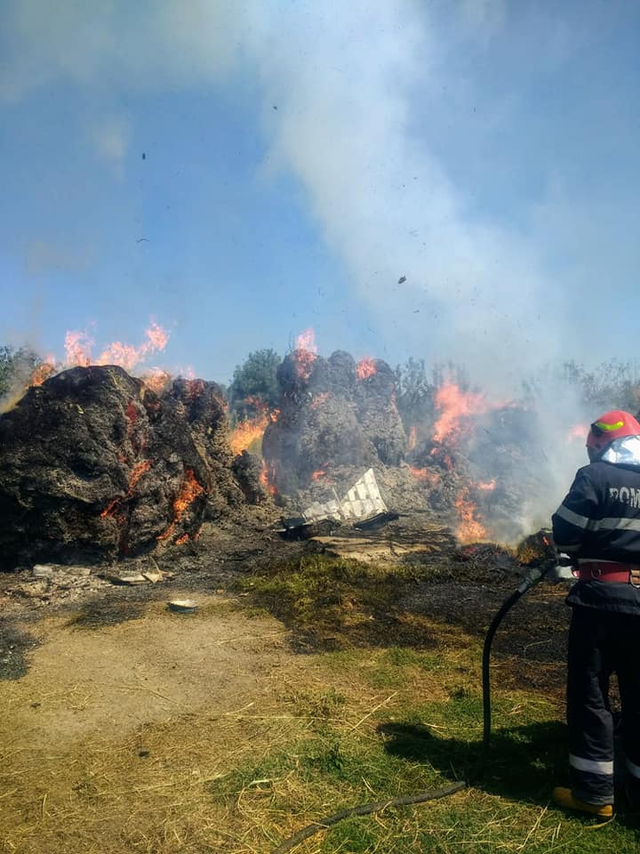 Au luptat ore întregi cu un incendiu la un depozit de furaje