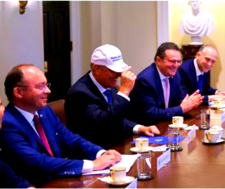 Trump a folosit țeasta președintelui Iohannis pe post de pancartă electorală