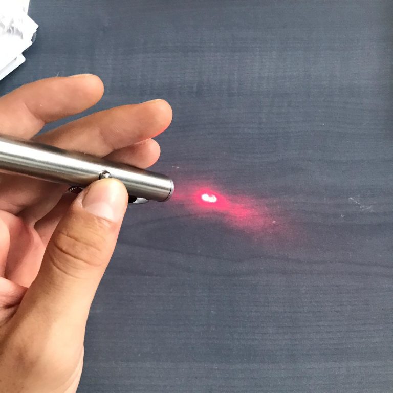 Amenzi pentru comercianții de indicatoare laser