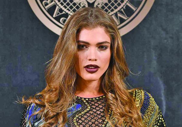 Primul manechin transgen la Victoria’s Secret