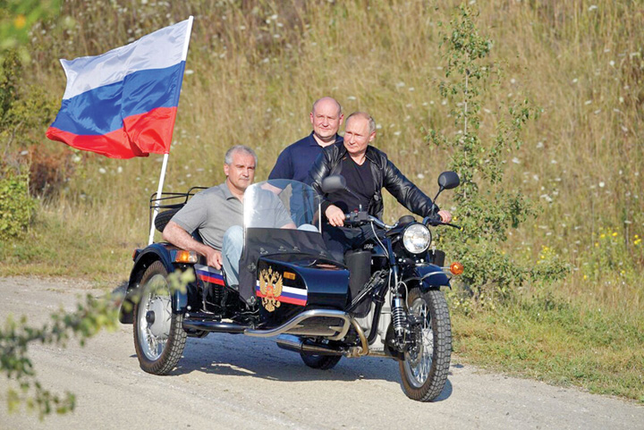 Proteste gigant în Rusia, Putin se plimbă cu motocicleta