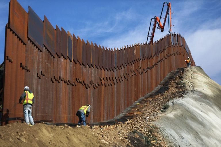 Pentagonul alocă 3,6 miliarde de dolari pentru un zid la frontiera cu Mexic, la cererea Trumpului