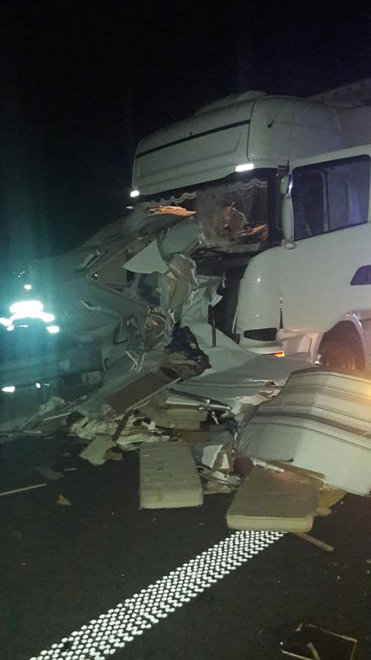 Doi bărbați uciși de un TIR, pe A1. Victimele reparau o mașină