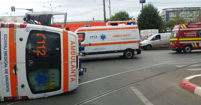 Ambulanță răsturnată într-o intersecție din Ploiești