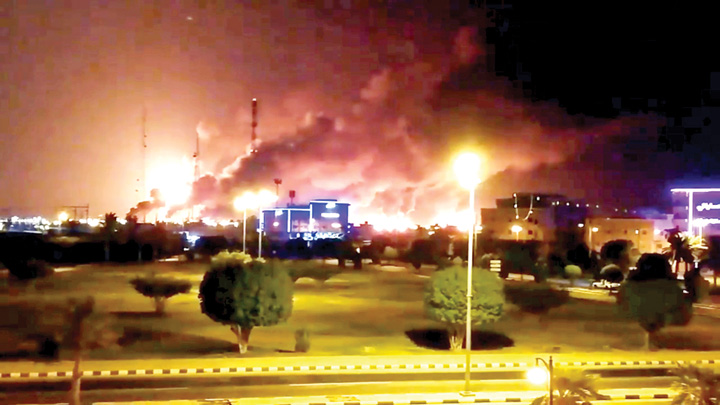 Smoke is seen following a fire at an Aramco factory in Abqaiq - Ziarul National