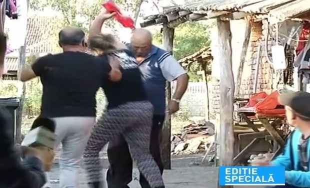 Scene dramatice în curtea familiei Luizei: Bunicul fetei a pus mâna pe o sticlă şi şi-a turnat benzină pe haine