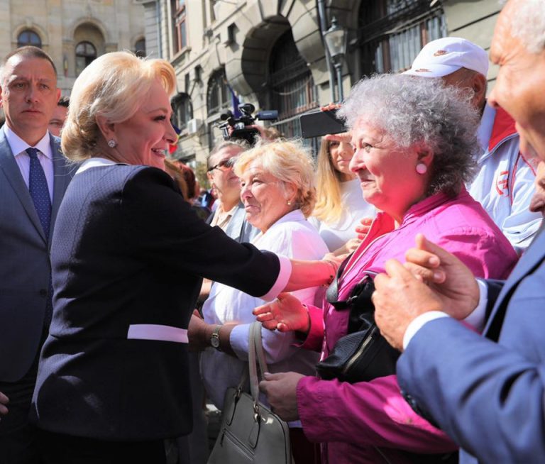 Dăncilă, așteptată de susținători la depunerea candidaturii la prezidențiale
