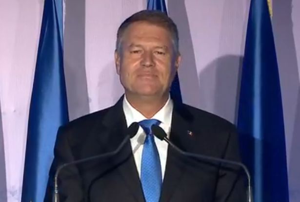 Iohannis, din mijlocul liberalilor: abia aștept să treacă moțiunea, să scăpam de PSD!