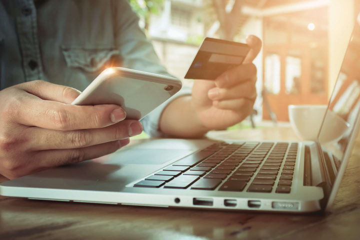 Românii saltă piaţa de eCommerce