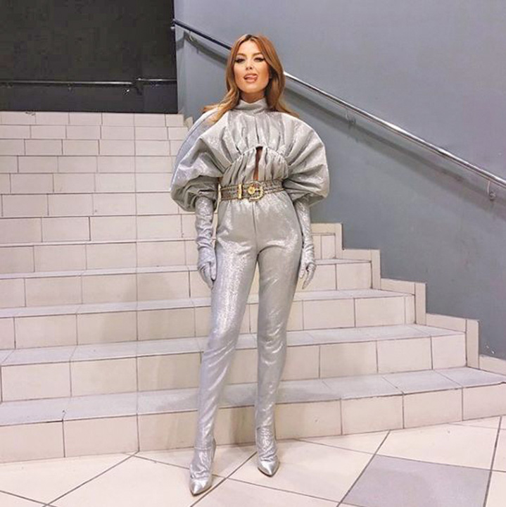 Elena Gheorghe, înfofolită și cu limba pe afară