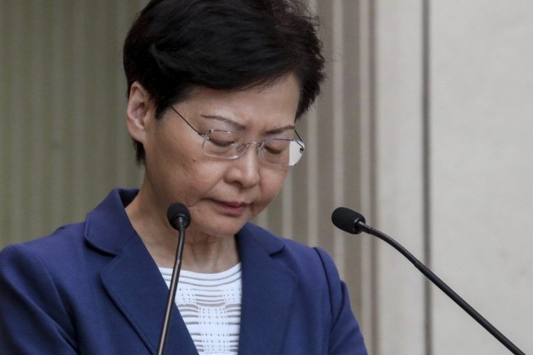 Şefa executivului din Hong Kong se dă prizoniera Beijingului