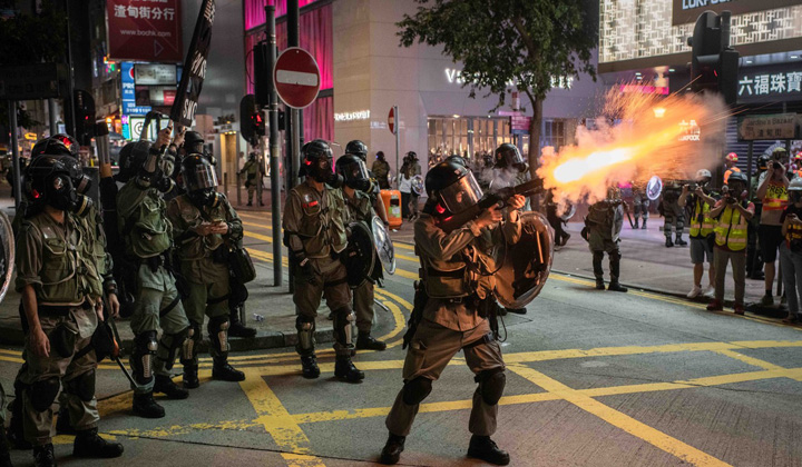 Hong Kong: ciocniri violente şi „God Save the Queen”