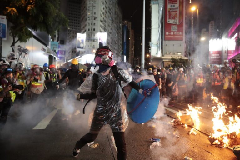 Hong Kong, paralizat. Protestatarii continuă lupta cu Guvernul